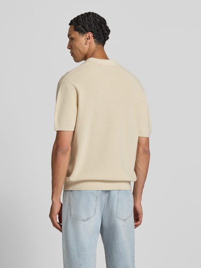 Męski model nosi Boxy Fit Poloshirt mit Logo-Stitching von REVIEW z bawełny, kołnierzyk polo, zamek błyskawiczny, długość tyłu 67 cm, Ganzkörperansicht Rückansicht.