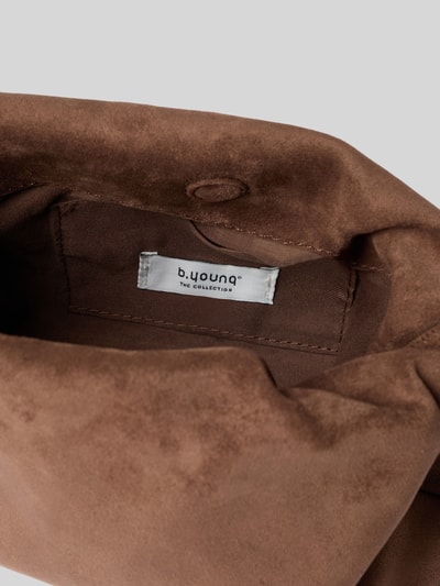 Produktfoto, brązowa Pouch Bag mit Stretch-Anteil Modell 'VUEDE' von b.young, elastyczna mieszanka materiałów, główna przegroda z zapięciem na magnes, smukły pasek na ramię, przegródka wewnętrzna, szerokość w rozmiarze 1: 28 cm, długość w rozmiarze 1: 22 cm, głębokość w rozmiarze 1: 3 cm, długość paska na ramię w rozmiarze 1: 120 cm