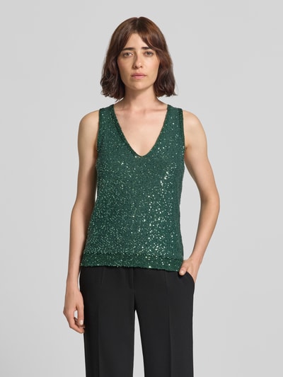 Frauenmodel trägt Regular Fit Top mit Baumwoll-Anteil Modell 'MILORD' von Weekend Max Mara in Dunkelgrün mit Glitzertextur, Ganzkörperansicht von vorne.
