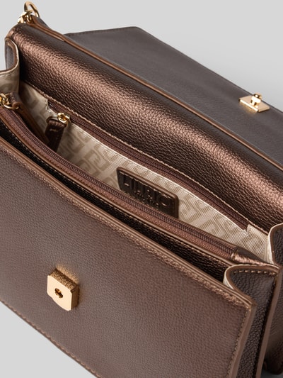 Produktfoto, Crossbody Bag in Leder-Optik von Liu Jo White in Braun mit goldfarbenem Verschluss, Logo-Detail und Ketten-Trageriemen, strukturiertes Hauptfach, Maße 24×16×8 cm, Schulterriemen 118 cm, Innenfutter mit Markenlogo