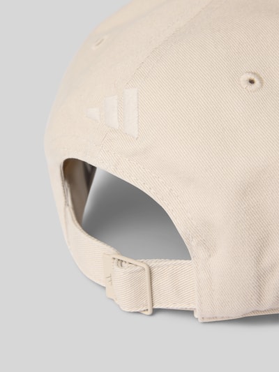 Produktfoto, Cap mit Label-Stitching von adidas Sportswear z bawełny, jasny beż, sztywny daszek, regulowany pasek, widoczna faktura tkaniny