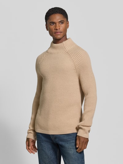Männermodel trägt Regular Fit Strickpullover mit elastischen Abschlüssen von DRYKORN, Material-Mix mit Woll-Anteil, sandfarben, Ganzkörperansicht von vorne.