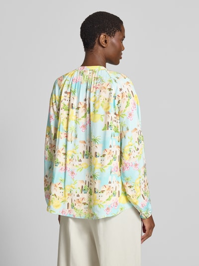 Frauenmodel trägt Regular Fit Bluse aus Viskose im Allover-Look von Emily Van den Bergh mit buntem Muster, Rückenlänge 63 cm, Ganzkörperansicht Rückansicht.