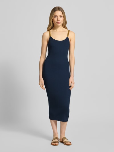 Frauenmodel trägt Midikleid mit tiefem Rundhalsausschnitt von Hemdblusenkragen, fein gerippter Viskose-Mix mit Stretch, verstellbare Träger, dunkelblau, körpernaher Schnitt, Ganzkörperansicht von vorne.