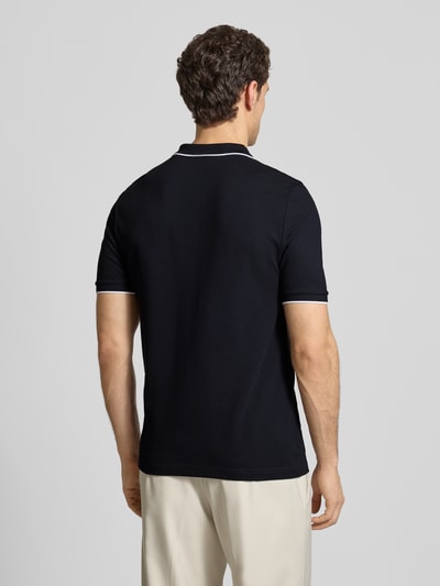 Męski model nosi Regular Fit Poloshirt mit Baumwoll-Anteil od HECHTER PARIS, czarny, elastyczna mieszanka bawełny, krój regular fit, kołnierzyk polo z zamkiem błyskawicznym, elastyczne zakończenia rękawów, długość tyłu w rozmiarze M: 69 cm, widok całej sylwetki z tyłu.