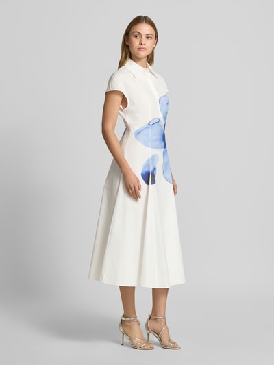 Frauenmodel trägt Ausgestelltes Freizeitkleid aus reiner Baumwolle Modell 'GIORNO' von MAX&Co., in Optik: Unifarben mit floralem Muster, Midi-Länge, V-Ausschnitt mit Polokragen, verdeckter Knopfleiste, Label-Stitching-Applikation, Reißverschluss, Kimonoärmel, gerader Saum, Materialverarbeitung Popeline, Weiß mit blauem Blumenmuster, glatte Textur, Ganzkörperansicht von vorne.