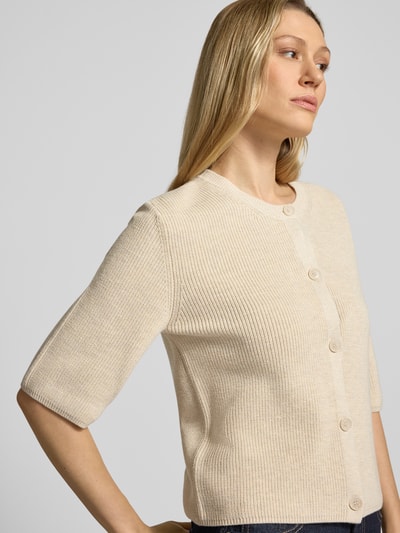 Frauenmodel trägt Regular Fit Strickjacke aus Baumwoll-Mix von s.Oliver RED LABEL, Optik: Unifarben, Rippstrick, Label-Applikation, 1-Knopfleiste, Crew Neck, Kurzarm, Ganzkörperansicht von vorne.