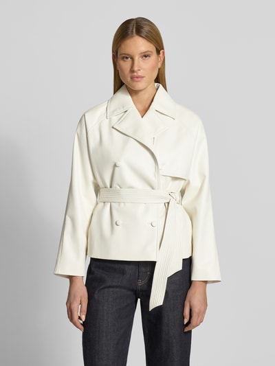 Kobiece modelka nosi Regular Fit Kunstlederjacke mit Bindegürtel Modell 'AISANDI' od HUGO, kolor jednolity, krój regular fit, gładka tekstura, pasek, długi rękaw, kieszenie boczne, widok całej sylwetki z przodu.
