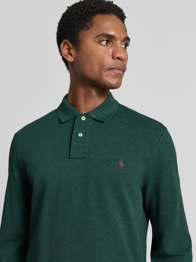 Männermodel trägt Regular Fit Poloshirt aus reiner bawełna von Polo Ralph Lauren w ciemnozielonym kolorze, gładka tekstura, Nahaufnahme Oberkörper.