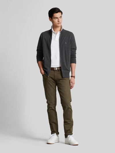 Männermodel trägt regular fit gebreid jack uit pure wol Regular Fit Strickjacke aus reiner Wolle von Polo Ralph Lauren in donkergrijs, Heren Strickjacke von Polo Ralph Lauren, ganzlichaamsvoorzijde.