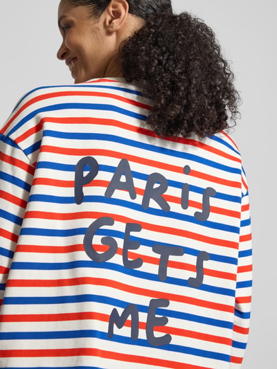 Vrouwenmodel draagt Boxy Fit Sweatshirt mit Rundhalsausschnitt und Stitching van Smith and Soul, katoen, rood-blauw gestreept, detailopname rug.
