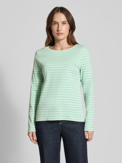 Frauenmodel trägt Regular Fit Langarmshirt aus reiner Bio-Baumwolle von Tom Tailor Denim, Allover-Muster in Mintgrün, Rundhals, Interlock, Ganzkörperansicht von vorne.