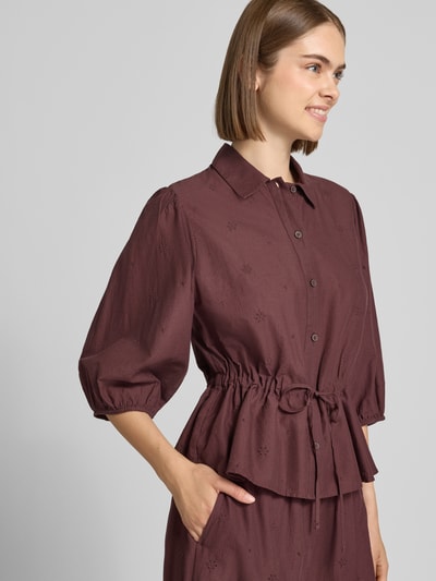 Frauenmodel trägt Regular Fit Kurzarmbluse aus reiner Baumwolle von Marc O'Polo DENIM in Dunkelrot mit feiner Struktur, Nahaufnahme Oberkörper.