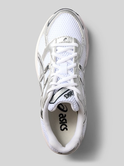Produktfoto, Sneaker mit Kontrastbesatz von ASICS in Weiß mit silbernen Akzenten, abgerundete Passform, Schnürverschluss, Damen Sneaker, leicht profilierte Sohle, Absatzhöhe 3 cm, Schafthöhe 7 cm, Schaftweite 9 cm