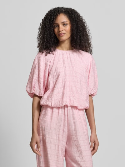Frauenmodel trägt Regular Fit Bluse mit Strukturmuster von Jake*s Casual in Hellrosa, Ballon-Optik, Rundhalsausschnitt, Ganzkörperansicht von vorne. Rückenlänge bei Größe 36: 50 cm, Ärmellänge: 38 cm.