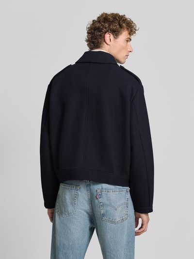 Männermodel trägt Jacke aus Viskose-Mix von Emporio Armani in Dunkelblau, breite Schultern, glatte Textur, Ganzkörperansicht Rückansicht. Rückenlänge 64 cm, Schulterbreite 54 cm, Brustweite 64 cm, Ärmellänge 66 cm.