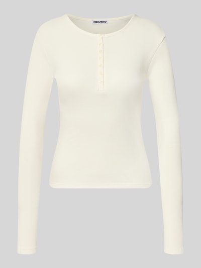 Produktfoto, Slim Fit Langarmshirt aus reiner Baumwolle von REVIEW, cremefarben, feine Rippenstruktur, Rundhalsausschnitt mit Knopfleiste