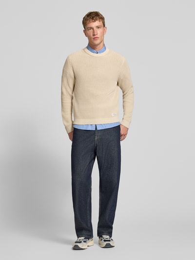 Männermodel trägt Regular Fit Pullover aus reiner Baumwolle Modell 'DORIAN CREW' von Pepe Jeans in Beige, strukturierte Oberfläche, Ganzkörperansicht von vorne. Herren Pullover von Pepe Jeans.