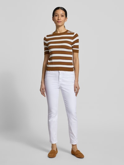 Frauenmodel trägt Slim Fit Jeans in verkürzter Passform mit Eingrifftaschen von Christian Berg Woman aus Baumwoll-Elasthan-Mix, Ganzkörperansicht von vorne.