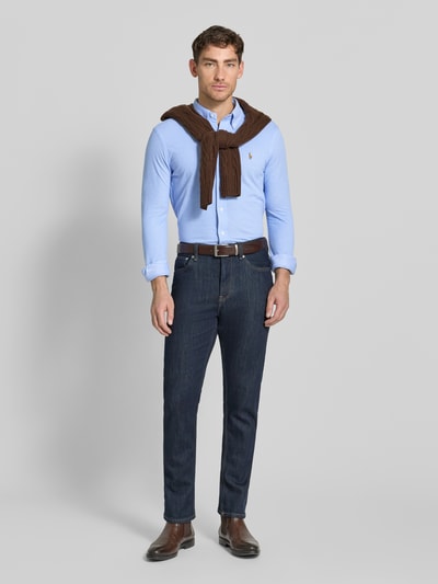 Männermodel trägt Freizeithemd mit Knopfleiste von Polo Ralph Lauren in Hellblau, Baumwolle, Regular Fit, Knopfleiste, Ganzkörperansicht von vorne.