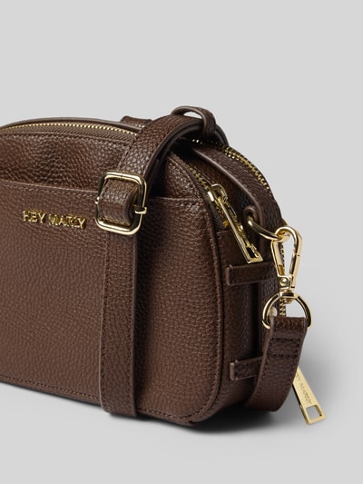 Produktfoto, Crossbody Bag aus Rindsleder-Mix Modell 'Mate' von Hey Marly, braune strukturierte Oberfläche, goldene Details, geteiltes Hauptfach mit Reißverschluss, abnehmbarer Schulterriemen, 22x15x7 cm, Länge Schulterriemen 148 cm.
