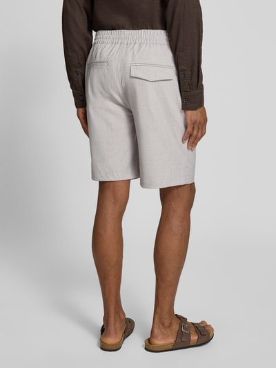 Männermodel trägt Shorts mit elastischem Bund Modell 'Samos' von Casual Friday, hellgrau, Material-Mix, Rückansicht Ganzkörperansicht.