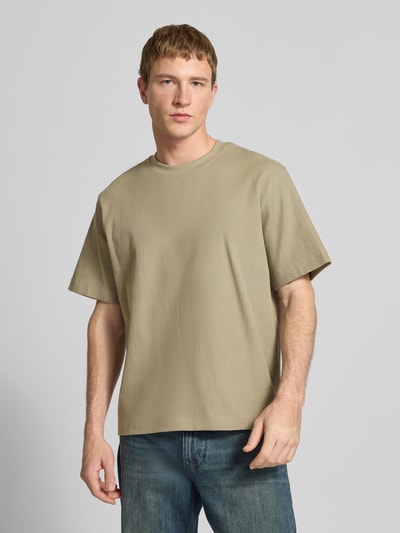 Männermodel trägt T-Shirt mit Ripp-Optik Modell 'HARRISON' von JACK & JONES aus reiner Baumwolle, lockere Passform, Nahaufnahme Oberkörper.