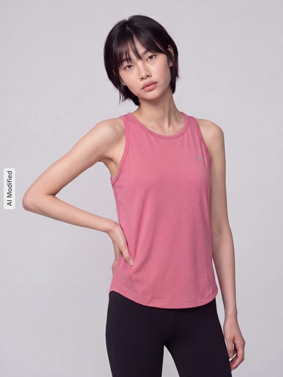 Frauenmodel trägt Slim Fit Sport-Top mit Logo-Print Modell 'Tempo' von Nike in Rosa mit glatter Textur, Damen Sport-Top von Nike Training, Ganzkörperansicht von vorne, KI-modifiziertes Bild.