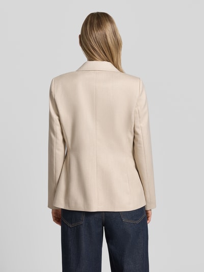 Frauenmodel trägt Slim Fit Blazer aus Viskose-Mix mit Pattentaschen von Comma in Beige mit Stretch-Anteil, Rückenansicht, Ganzkörperansicht Rückansicht. Rückenlänge 63 cm, Brustweite 39 cm, Ärmellänge 62 cm bei Größe 36.
