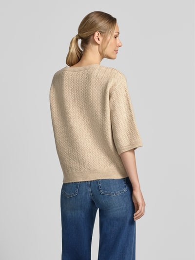 Frauenmodel trägt Relaxed Fit Pullover in Strick-Optik von MORE & MORE in Beige, 1/2-Arm, Rundhalsausschnitt, Ganzkörperansicht Rückansicht.