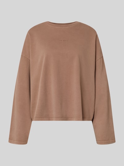 Produktfoto, Regular Fit Sweatshirt mit Label-Detail von OH APRIL, kolor brązowy, bawełna, krój regular fit, dekolt okrągły, długość tyłu 52 cm w rozmiarze S