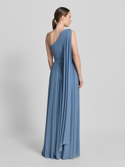 Modelka nosi Abendkleid im One-Shoulder-Design von TROYDEN COLLECTION z niebieskiego szyfonu, A-linia, długość maxi, zapięcie z boku, długość pleców w rozmiarze 36: 142 cm, szerokość w rozmiarze 36: 38 cm, widok całej sylwetki od tyłu.