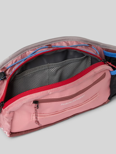 Productfoto, Bauchtasche mit Label-Detail van PEAK PERFORMANCE in roze tinten, hoofdvak met ritssluiting, binnenvakken, zijvak, verstelbare riem, breedte 41 cm, lengte 18 cm, diepte 7 cm, bandlengte 65 cm