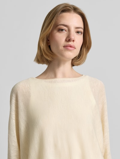 Frauenmodel trägt Relaxed Fit Oberteil aus Leinen-Mix mit Viskose-Anteil von comma, cremefarben, Strick-Optik, Rundhalsausschnitt, 3/4-Arm, Nahaufnahme Oberkörper