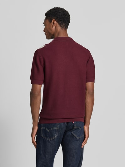 Männermodel trägt Regular Fit Poloshirt in Strick-Optik von MCNEAL aus Reine Baumwolle, tiefes Rot, Kurzärmelig, Rückenlänge 71 cm, Ganzkörperansicht Rückansicht.