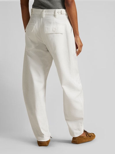 Frauenmodel trägt Tapered Stoffhose aus reiner Baumwolle von Polo Ralph Lauren in Weiß, High Waist, Gesäßpattentaschen, Ganzkörperansicht Rückansicht.
