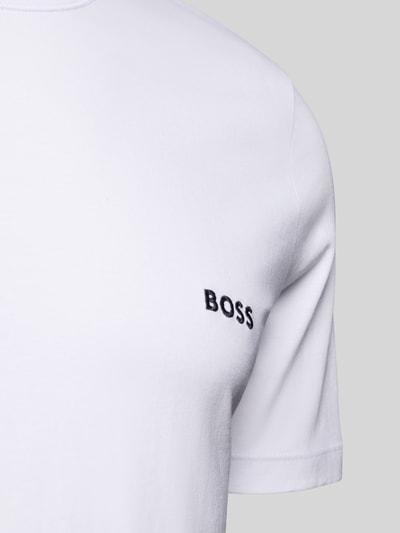 Männermodel trägt Regular Fit T-Shirt aus reiner Baumwolle im 3er-Pack Modell 'CLASSIC' von BOSS, unifarbenes Jersey, Nahaufnahme Oberkörper.