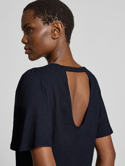 Frauenmodel trägt knielanges Kleid mit Rundhalsausschnitt von Zero, dunkelblauer Material-Mix mit Stretch-Anteil, Nahaufnahme Rückenansicht.