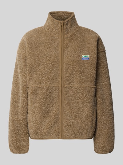 Produktfoto, Regular Fit Jacke aus Teddyfell Modell 'Hoktown' von American Vintage in Braun mit Stehkragen, Logo-Patch und Reißverschluss.