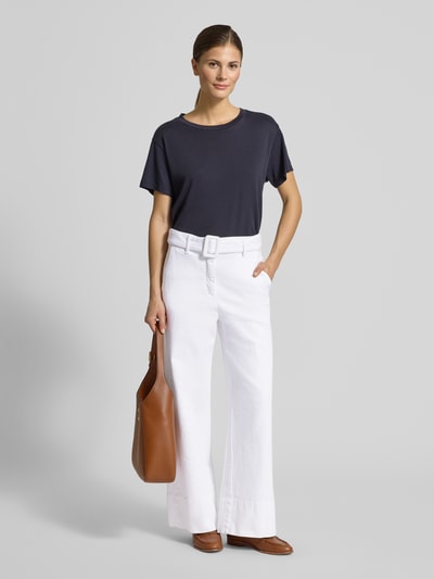 Vrouwenmodel draagt Jeans met Stoffen riem van Marella, wit, recht model, steekzakken, achterzakken, mix van katoen en elastaan, Ganzkörperansicht von voren.