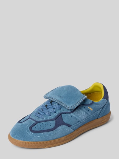 Produktfoto, Sneakersy w stylu retro z wiązaniem, model 'Tb.490 Club' od ALOHAS, zaokrąglony czubek, gumowa podeszwa, wysokość obcasa 2 cm, wysokość cholewki 7 cm, szerokość w rozmiarze 40: 9 cm, materiał zamszowy, odcienie niebieskiego i żółte akcenty.