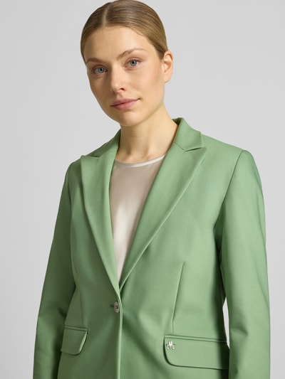 Vrouwenmodel draagt Regular Fit Blazer met klepzakken model 'Blake' van MOS MOSH in lichtgroen katoenmix met stretch, reverskraag, knoopsluiting, maat 36, borstwijdte 46 cm, mouwlengte 63 cm. Nahaufnahme Oberkörper.