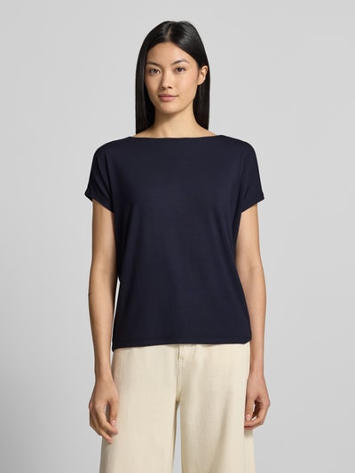 Modelka kobieca nosi t-shirt mit überschnittener Schulter von s.Oliver RED LABEL w kolorze granatowym, prosty krój, gładka faktura, Ganzkörperansicht von vorne.