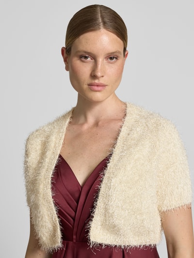 Frauenmodel trägt Cropped Bolero mit 1/2-Arm von V.M., Damen, Straight Fit, Schlupf,offen, Rückenlänge bei Größe S: 41 cm, cremige Farbe, strukturierte Flausch-Textur, Nahaufnahme Oberkörper.