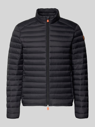Produktfoto, schwarze Steppjacke mit Zweiwegereißverschluss Modell 'Alexander' von SAVE THE DUCK, Regular Fit, Stehkragen, horizontale Steppung.