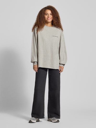 Karo Kauer Oversized Longsleeve mit Label-Print Hellgrau 1