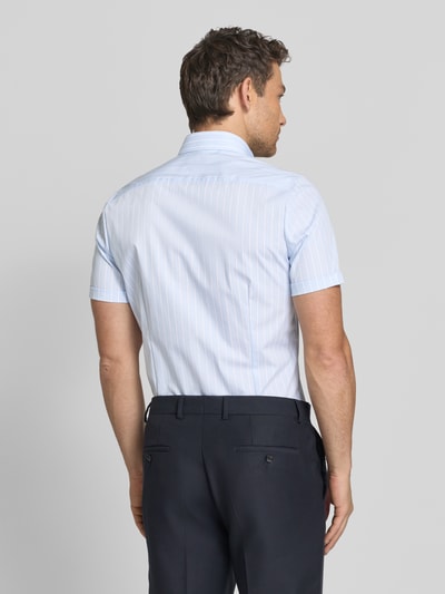 Männermodel trägt Slim Fit Business-Hemd mit Blockstreifen und Kentkragen von OLYMP, hellblau, glatte Textur, Ganzkörperansicht Rückansicht. Kontext: Herren Business-Hemd, schmal geschnitten, mit Knopfleiste, Rückenlänge 85 cm, Schulterbreite 42 cm, Ärmellänge 22 cm.