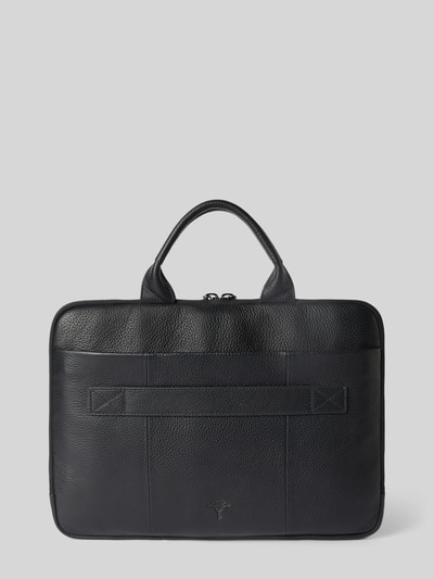 Produktfoto, schwarze Laptoptasche aus Leder Modell 'Cardona Samu' von JOOP! COLLECTION mit Label-Detail, Hauptfach mit Reißverschluss, Tragehenkel, Breite 41 cm, Länge 29 cm, Tiefe 2 cm, Schulterriemen 30 cm, Oberflächenstruktur genarbt, rechteckige Form.