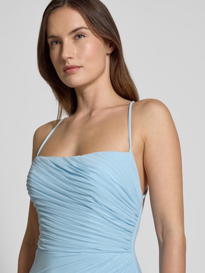 Frauenmodel trägt Regular Fit Abendkleid mit Gehschlitz von Luxuar in semitransparenter Optik, Spaghettiträger, gelegte Falten, Nahaufnahme Oberkörper.