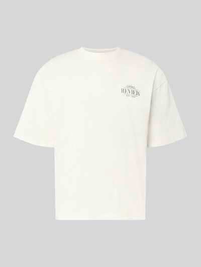 Produktfoto, weißes Regular Fit T-Shirt aus reiner Baumwolle mit Logo-Detail von REVIEW, Produktname: Regular Fit T-Shirt aus reiner Baumwolle mit rückseitigem Print, Rückseite mit Print, glatte Textur, Kontext: Herren T-Shirt von REVIEW, Rückenlänge bei Größe M 67 cm